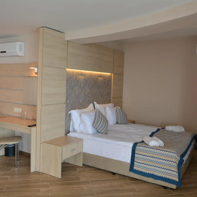 جناح بسرير كينج بشرفة بغرفة نوم واحدة، Royal Grand Hotel & Spa 1/5