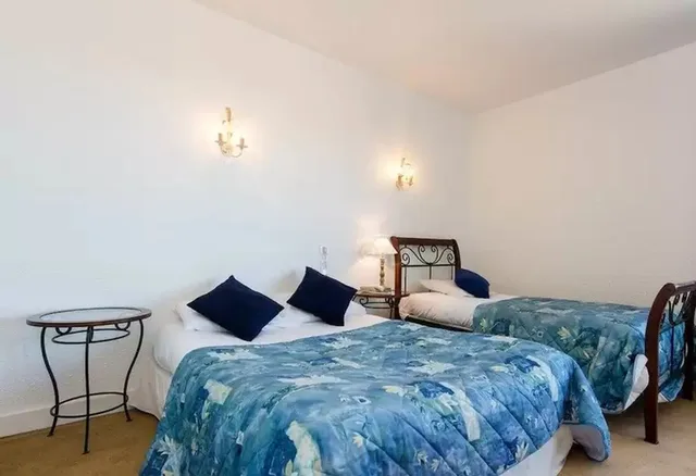 غرفة ثلاثية بسرير كوين وسرير فردي، Hôtel Le Catalan Restaurant Le Miradou 2/4