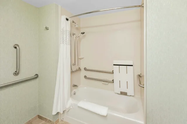 Room, King Bed, Accessible, Hampton Inn Pittsburgh-Bridgeville 4/4