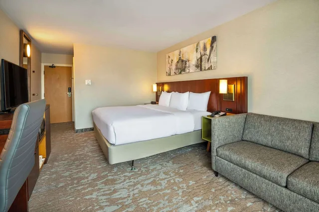 غرفة بسرير كينج مع أريكة، Comfort Inn Newmarket - Aurora 4/7