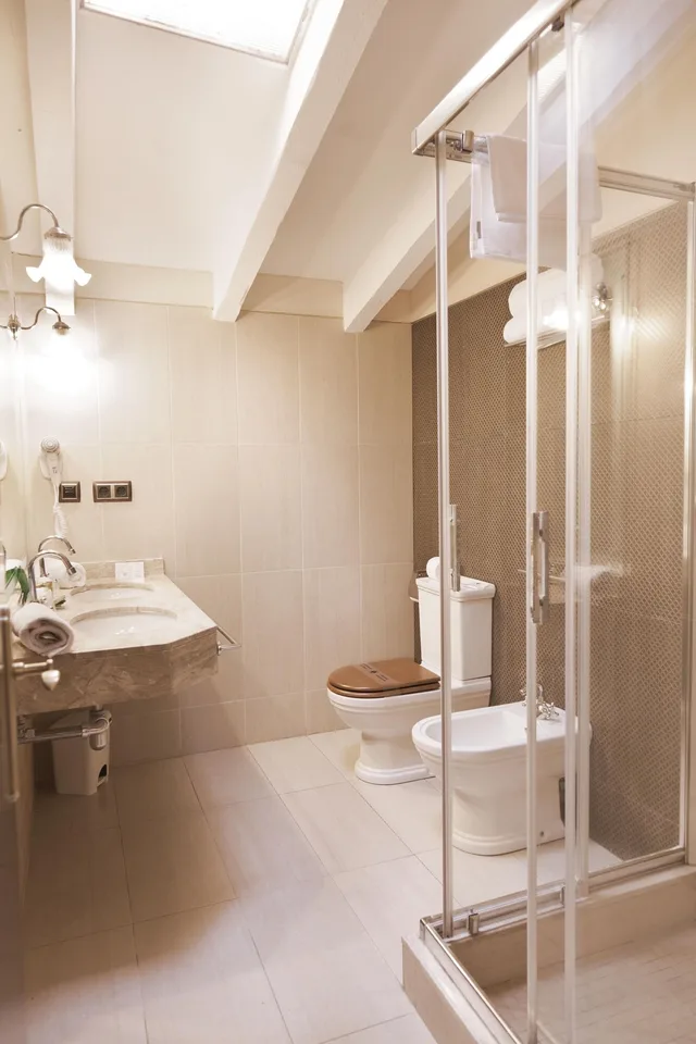 Tower, Double Bed, Sofa، Hotel Roger de Flor by Seleqtta 3/3