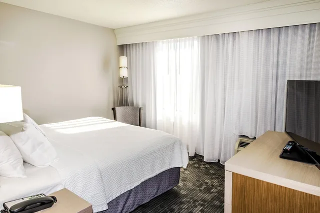 جناح بسرير كينج بغرفة نوم واحدة مع أريكة، Courtyard Nashville at Opryland 1/2