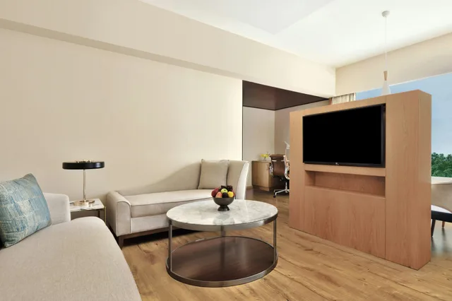 Junior Suite, Courtyard By Marriott Madurai 1/2