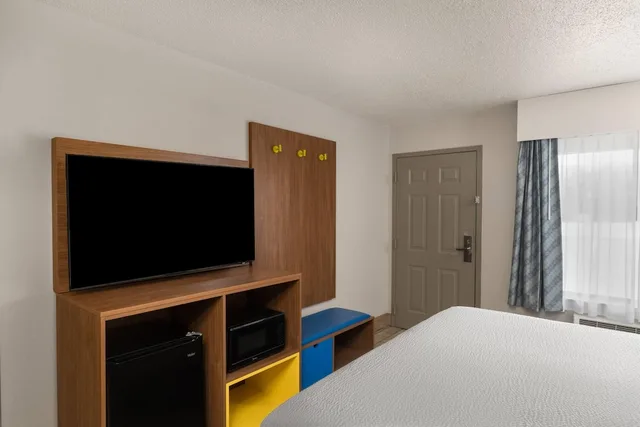 غرفة بسرير كينج لذوي الإعاقة، Days Inn by Wyndham Clanton, AL 5/8