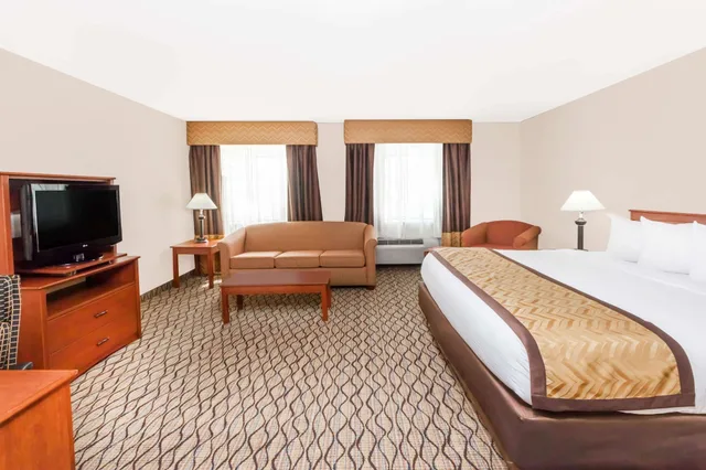 جناح استوديو ديلوكس بسرير كينج مع أريكة، Baymont By Wyndham Grand Rapids Southeast 3/5