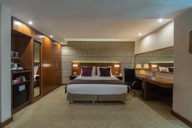 Junior Suite, King Bed, Crowne Plaza Istanbul Harbiye Hotel 3/10