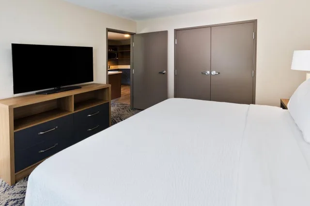 غرفة بسرير كينج بغرفة نوم واحدة لذوي الإعاقة، Candlewood Suites Dothan by IHG 1/2