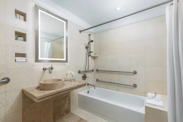 جناح جونيور بسرير كينج مع أريكة لذوي الإعاقة، Hotel 57 2/2