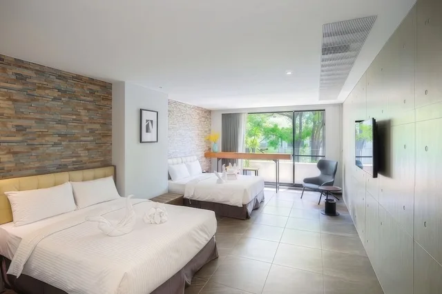 Deluxe, Family, 2 Queen Beds, 3 Door Hotel 1/10