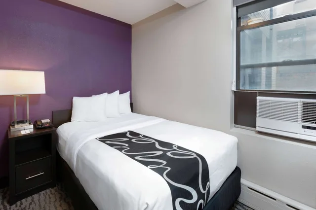 غرفة بسرير مزدوج لذوي الإعاقة، La Quinta Inn & Suites by Wyndham New York City Central Park 2/5