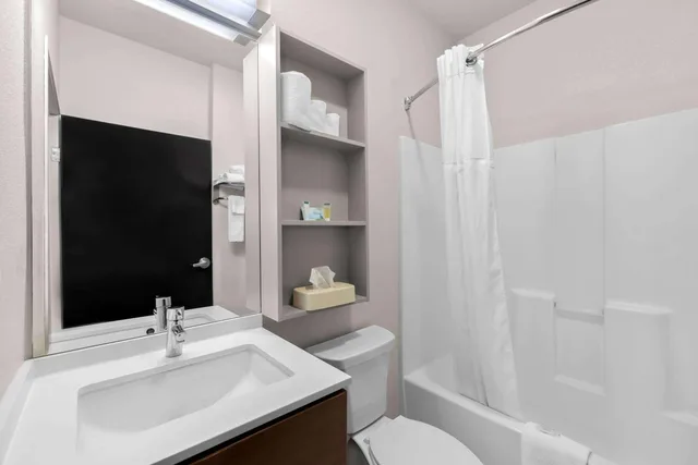 جناح استوديو بسرير كينج مع أريكة، Microtel Inn And Suites By Wyndham Sweetwater 5/6