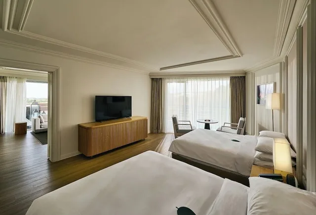 Premier, Suite, Twin Beds, Side Pool View، Grand Josun Jeju 3/5