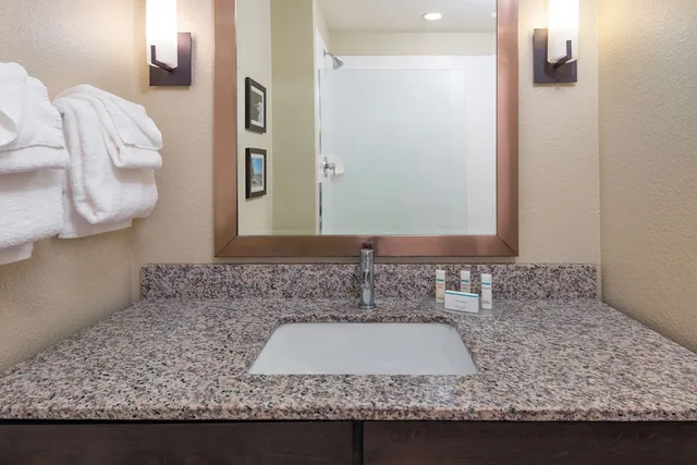 Standard, King Bed, Balcony, Coral Pointe Sarasota, an Ascend Collection Hotel 2/2