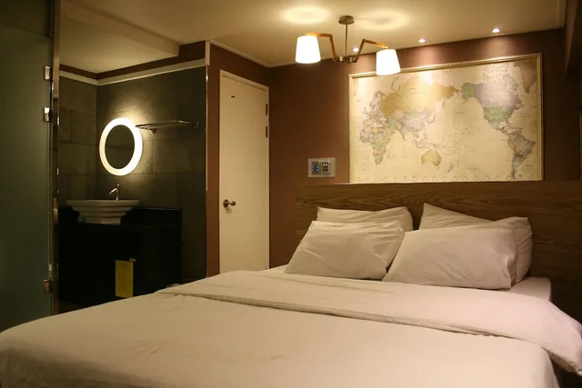 Superior, Queen Bed, Zip Hotel 2/4