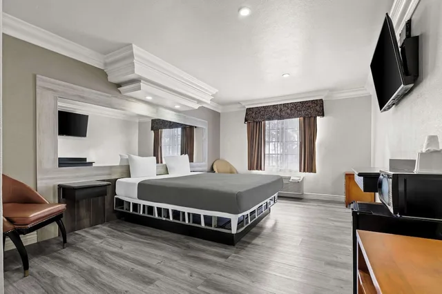 غرفة قياسية بسرير كينج للمدخنين، Rodeway Inn Santa Ana - Garden Grove 1/2