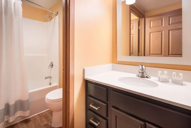 جناح بسرير كوين بغرفتي نوم بحوض استحمام لذوي الإعاقة، Sonesta Simply Suites Seattle Renton 7/10