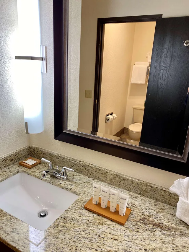 غرفة بريميوم بسرير كينج، Radisson Hotel Colorado Springs Airport 2/2