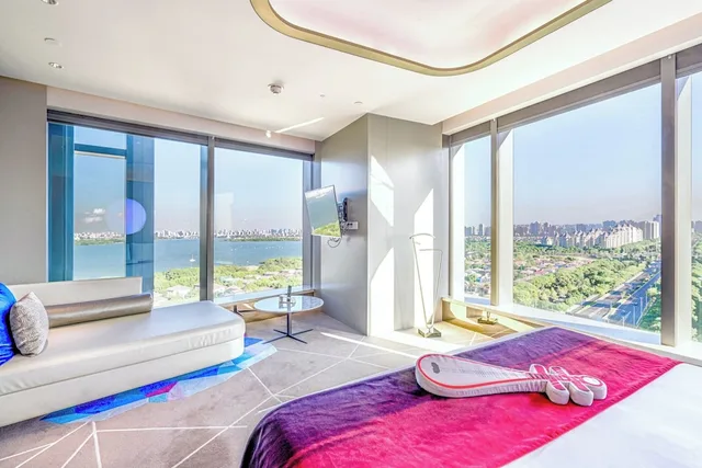 1 Bedroom, Cool, Suite, King Bed, Lake View, Corner، W Suzhou 2/9