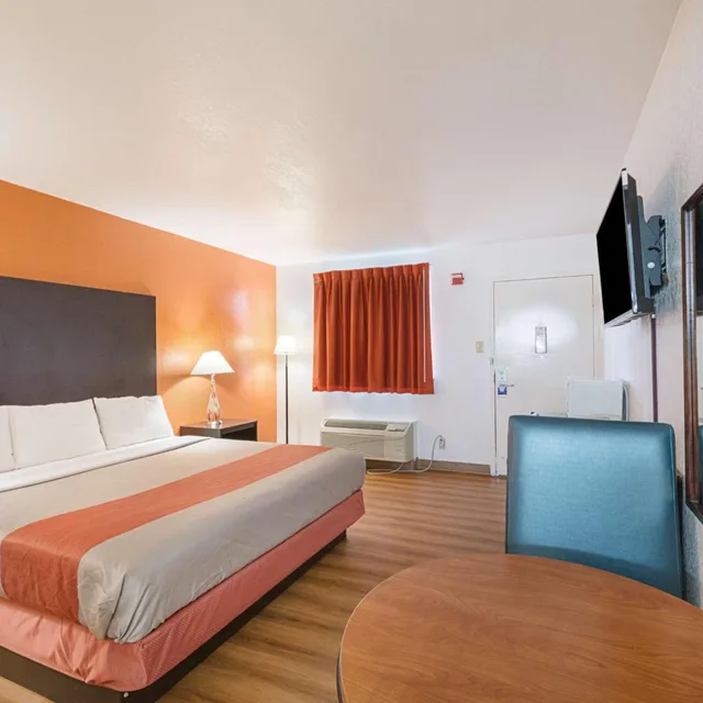 Room, King Bed, Accessible, Motel6 San Antonio, TX - I-10 West 2/9