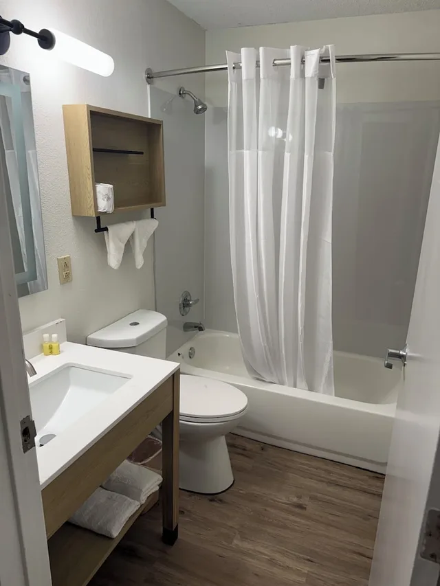 جناح ديلوكس بسريرين مزدوجين مع أريكة، Sonesta Simply Suites Memphis 6/7