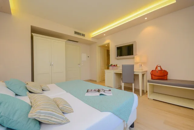 غرفة ديلوكس بسرير كوين بإطلالة على البحيرة، Villa Garuti 1/5