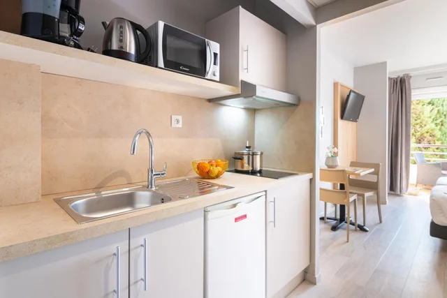 استوديو بسريرين منفصلين بإطلالة على المسبح، Zenitude Hotel-Residences Le Cannet 8/10