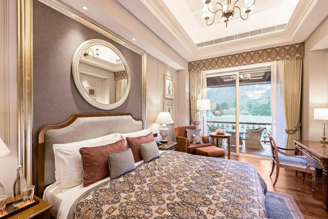 غرفة بريميوم بسرير كينج بشرفة، Welcomhotel by ITC Hotels, The Savoy, Mussoorie 1/1
