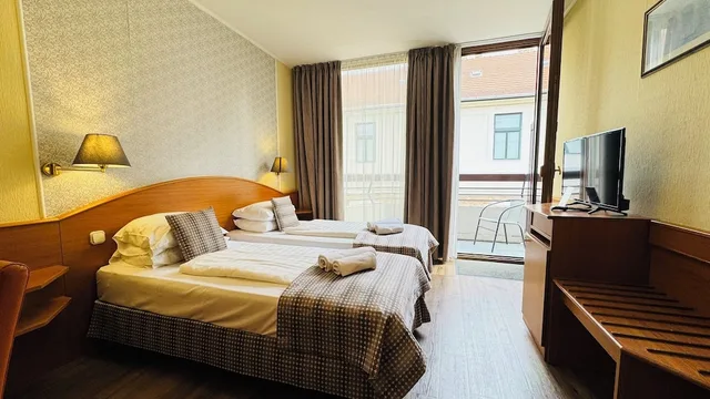 غرفة ديلوكس بسريرين منفصلين بشرفة، Hotel Orion Varkert 1/1