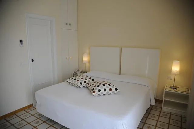 Room, Queen Bed, Via Capo Rooms 1/1
