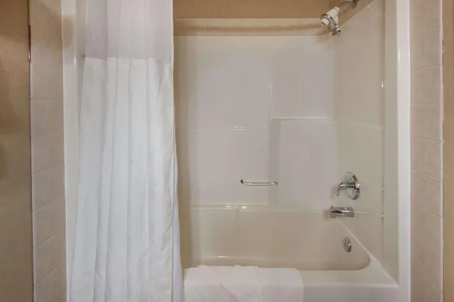 غرفة بسرير كينج وسريرين كوين، Ramada By Wyndham Drumheller Hotel & Suites 7/9
