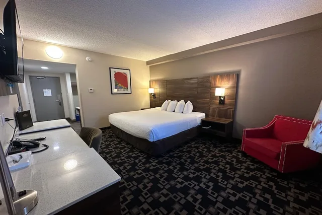 Room, King Bed, Baymont by Wyndham Medicine Hat 6/10