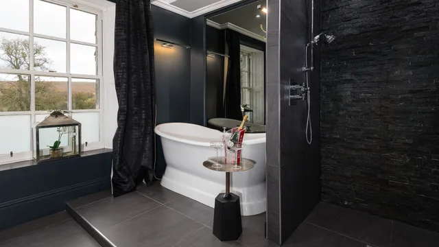 1 Bedroom, Estate, Luxury, Suite, King Bed، The Old Manse of Blair 2/2