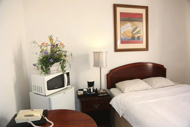 Mixed Dorm, Nash Hotel Berkeley 9/10