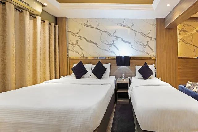 جناح تنفيذي بسرير كينج وسرير فردي، OYO 338 Transworld Hotel 1/5