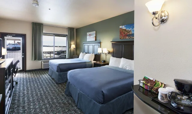 غرفة بسريرين كوين بإطلالة على المرفأ، Park Point Marina Inn 4/5