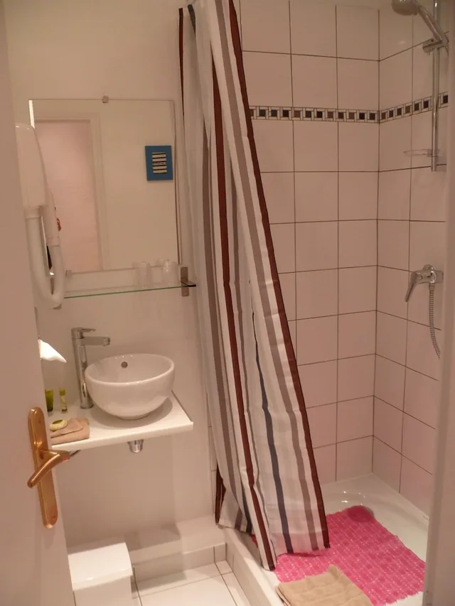 كابينة صغيرة بسريرين منفصلين، Hotel Victor Hugo 4/4
