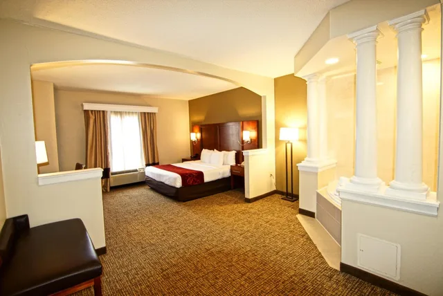Suite, King Bed, Hot Tub, Comfort Suites Near University 10/10