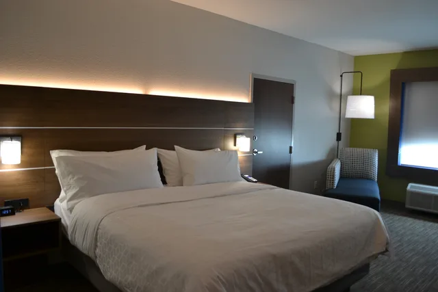 Leisure, King Bed, Holiday Inn Express Tallahassee University Central 2/3