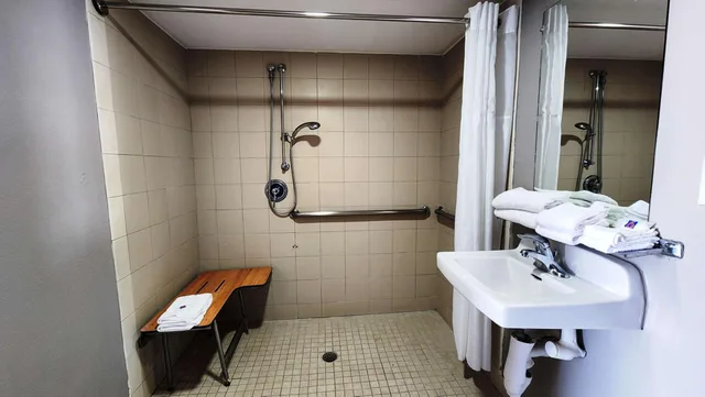 غرفة بسرير كوين لذوي الإعاقة، Motel6 Webster Tx Houston Nasa Lake 10/10