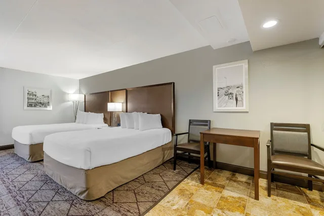 غرفة قياسية بسريرين كوين بإطلالة لذوي الإعاقة، Best Western Plus Longbranch Hotel and Convention Center 1/3