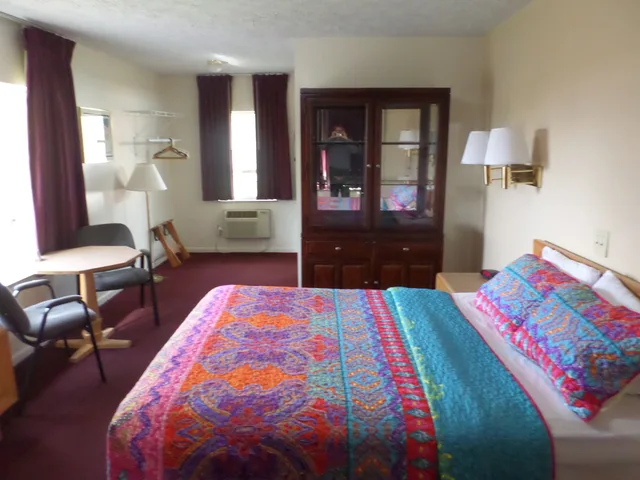 غرفة بسرير كوين بحوض استحمام، Knights Inn Oswego East 6/10