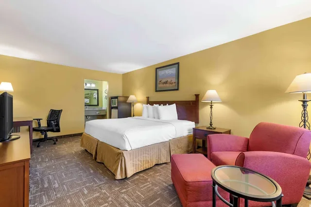 غرفة قياسية بسرير كينج، Best Western Executive Inn Hallettsville 2/4