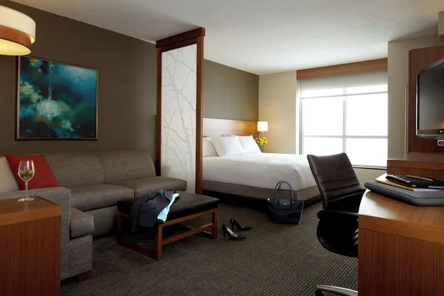 غرفة بسرير كينج مع أريكة لذوي الإعاقة، Hyatt Place Calgary Airport 4/8