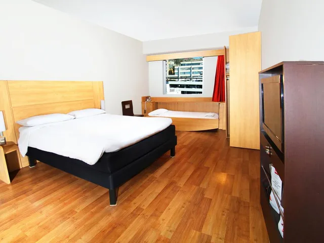 Standard, Street View، Ibis Valparaiso 1/3