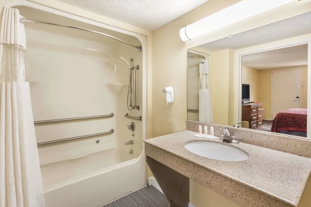 غرفة بسرير كينج لذوي الإعاقة، Days Inn By Wyndham College Park Airport Best Road 7/10