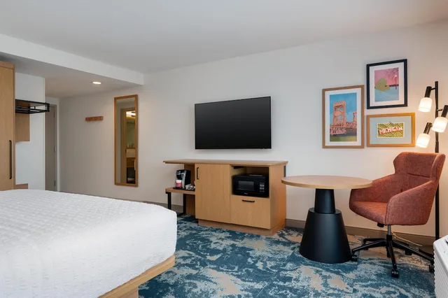 غرفة بسرير كينج، Hampton Inn & Suites Cadillac 2/2