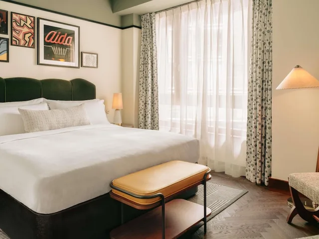 Roomy, King Bed، The Hoxton Vienna 3/7