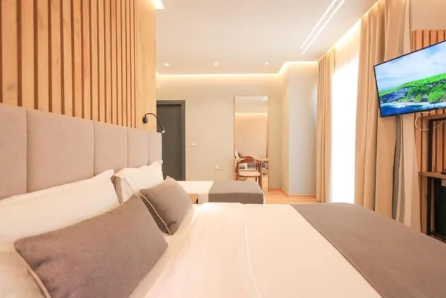 غرفة ديلوكس ثلاثية بسرير كوين وسرير فردي بشرفة بإطلالة جزئية على البحر، Hotel Apollon 1/4