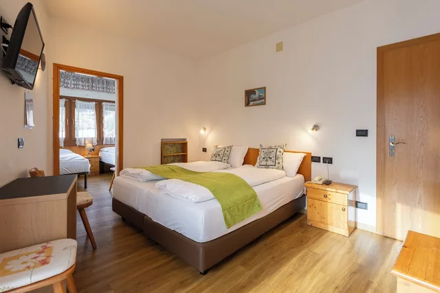 غرفة رباعية بسرير كوين وسريرين منفصلين، Hotel Oswald 1/7