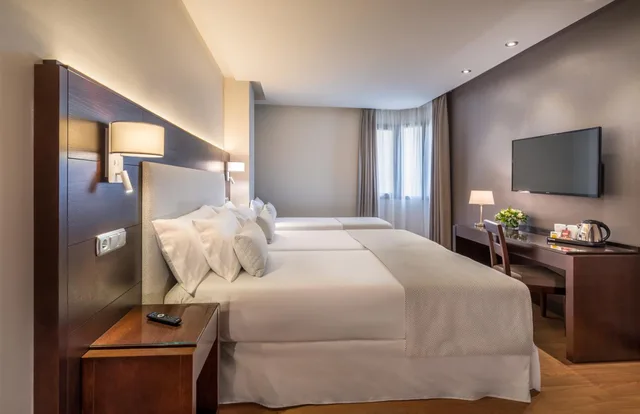 غرفة ثلاثية بثلاثة أسرّة، Occidental Granada 5/9